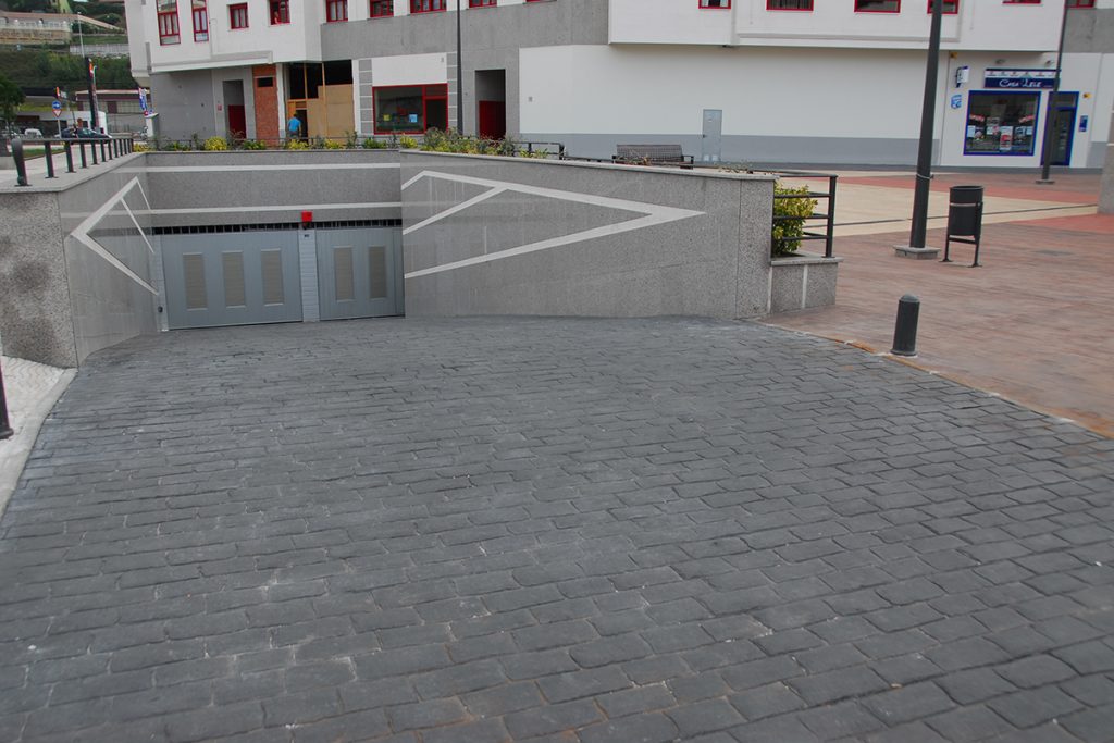 Parking Langreo Centro portón de entrada Alquileres Inmobiliarios Cadenas